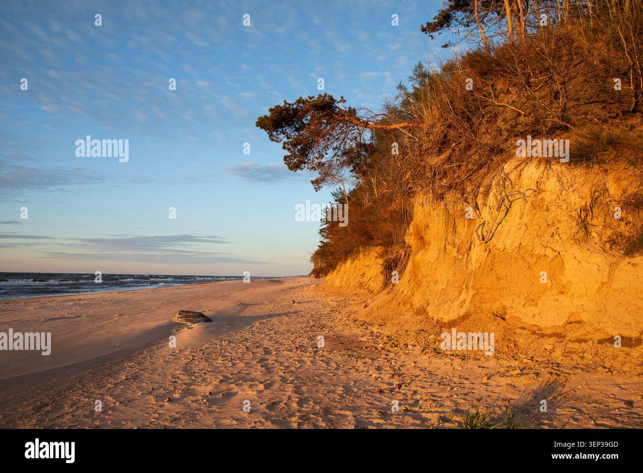 Dramatische Klippe am Strand in Dziwnowek, Polen, bei Sonnenuntergang Stockfoto