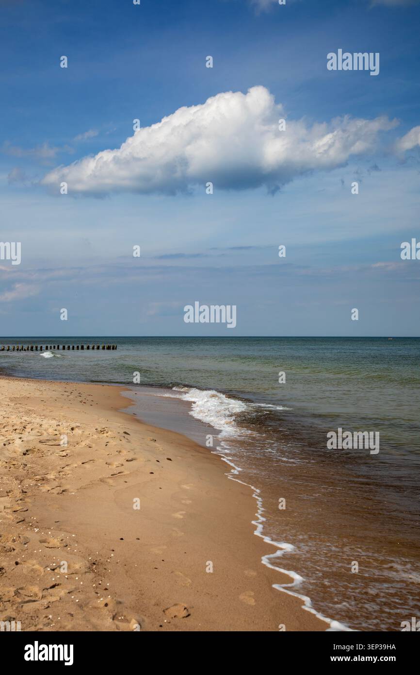 Wunderschöne Wolke über der Ostsee in Dziwnowek, Polen Stockfoto