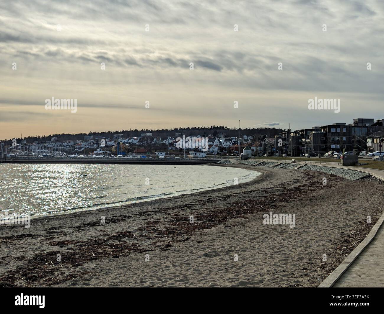 Sandstrand und Stadtpanorama in Mosjoen, Norwegen - Smartphone-aufgenommenes Stockfoto