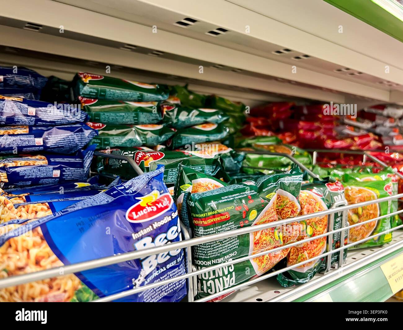 Päckchen mit Lucky Me Instant Nudeln, die in einem Regal in einem Supermarkt gestapelt sind - Smartphone-aufgenommenes Stockfoto
