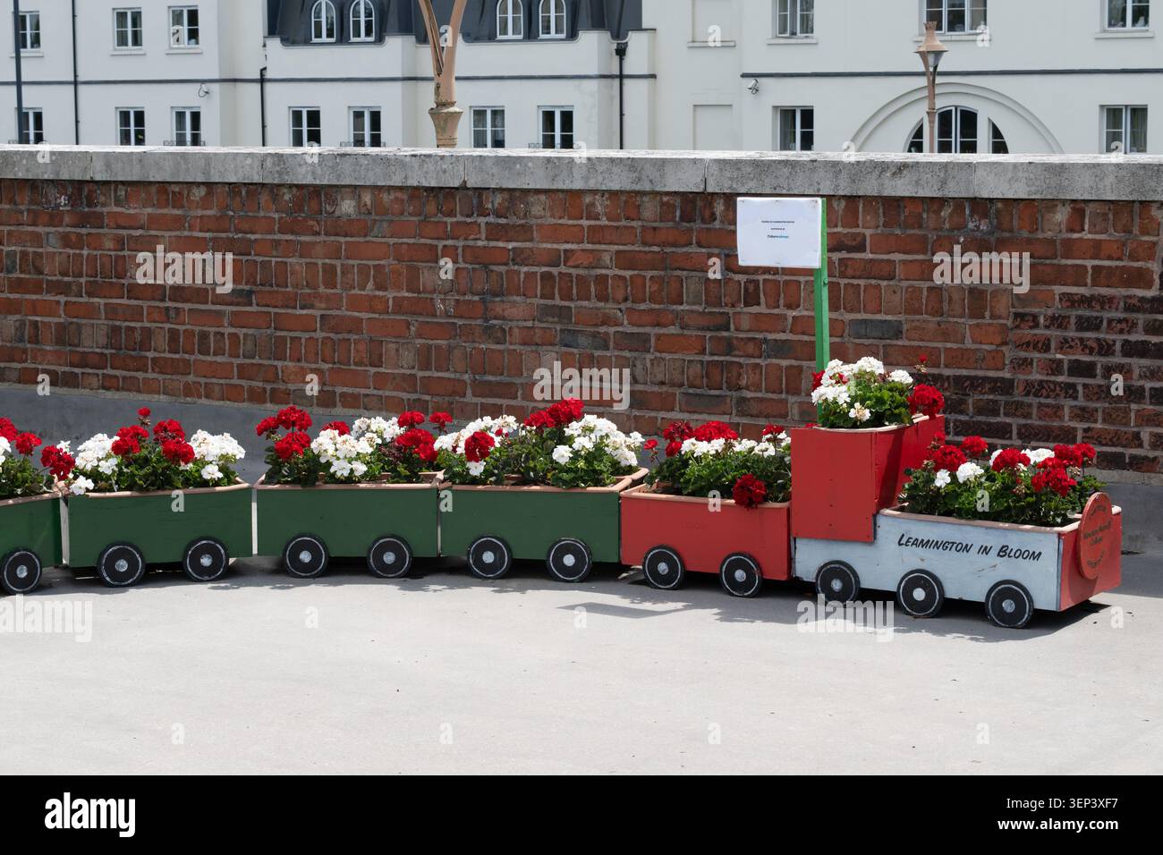 Blumenschmuck am Bahnhof Leamington Spa, Warwickshire, Großbritannien Stockfoto