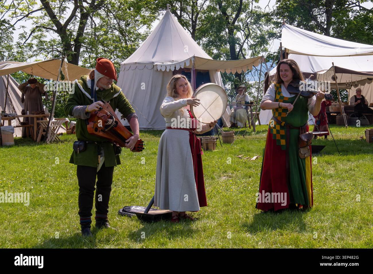 Juni 2025: Künstler in mittelalterlicher Kleidung unterhalten die Besucher mit traditioneller Musik beim mittelalterlichen Festival in Hamar, Norwegen Stockfoto