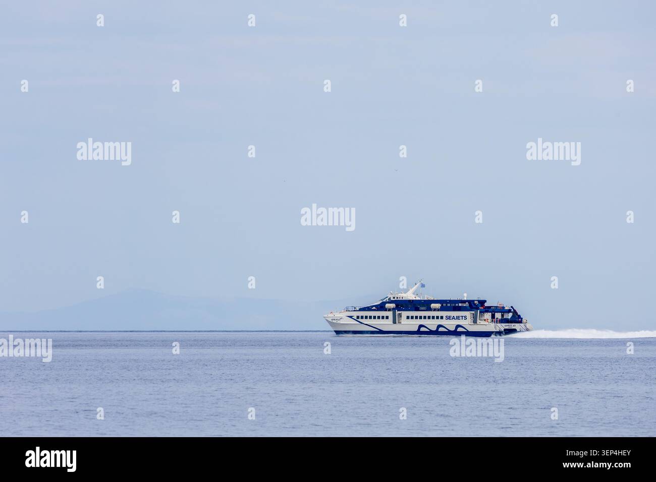 Mykonos, Griechenland - 9. April 2026: Express-Seajet-Fähre verlässt den Hafen von Mykonos, Griechenland Stockfoto