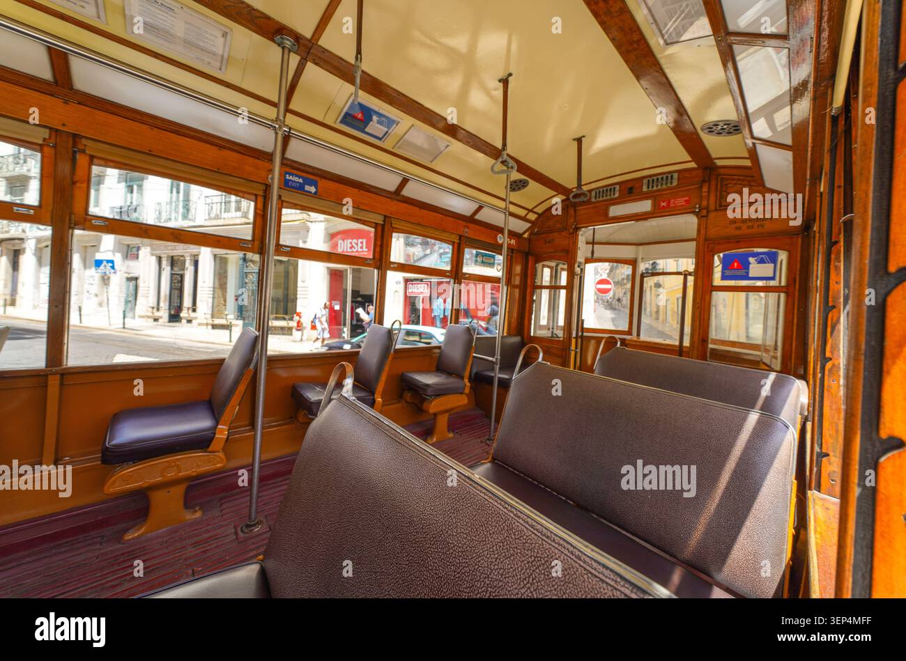 Innenraum der Vintage-Straßenbahn 28 mit Holzsitzen, Stadtstraßenansicht, Lissabon, Portugal Stockfoto