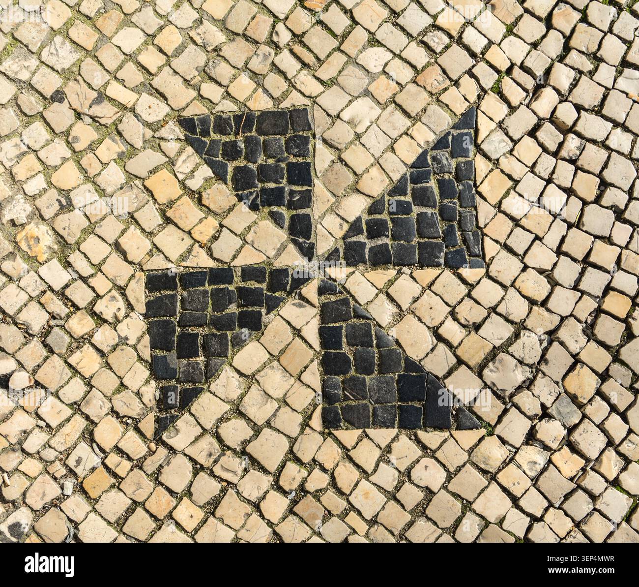 Calcada portuguesa Pflastersteinpflaster, Windrad-Sternmotiv, Kalkstein und Basalt, Lissabon, Portugal Stockfoto