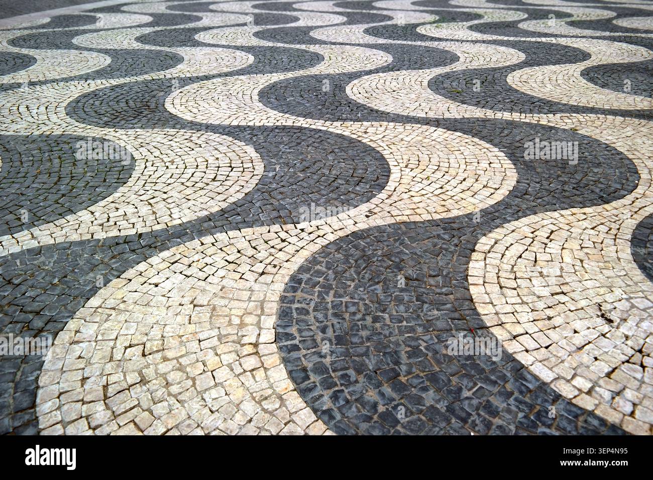 Calcada portuguesa Pflastersteinpflaster, Wellenmotiv, Kalkstein und Basalt, Lissabon, Portugal Stockfoto