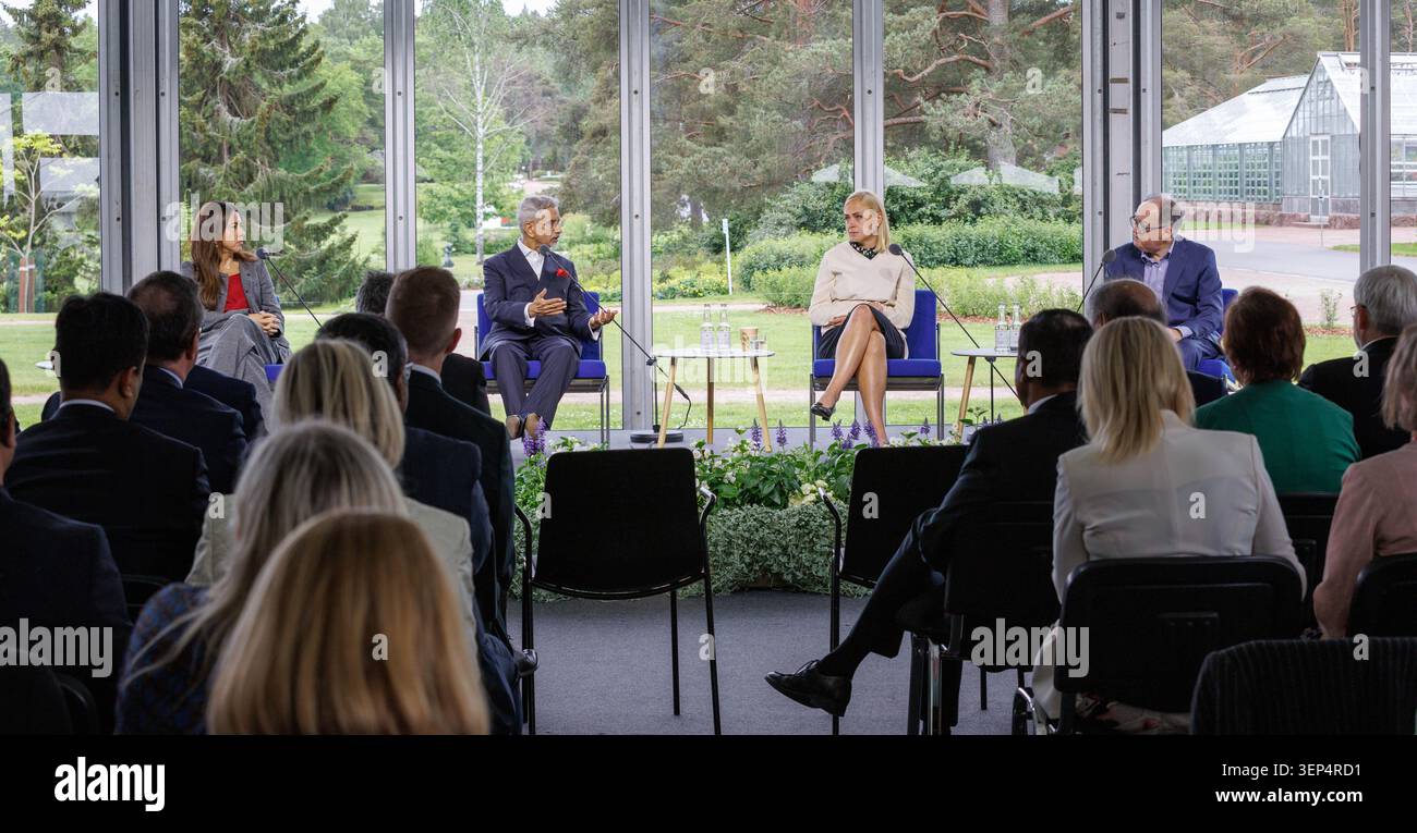 Naantali, Espoo, Finnland. Juni 2026. Naantali, Finnland. Kultaranta Talk 2026. Sitzung III der Kultaranta-Gespräche. Aufstrebende Mächte und der neue geopolitische Wettbewerb. - Subrahmanyam Jaishankar, Außenministerin Indiens (links in der Mitte). - Lanabint Zaki Nusseibeh, Staatsministerin der Vereinigten Arabischen Emirate (links). - Elina Valtonen, finnische Außenministerin (rechts in der Mitte). Und der Moderator Gideon Rachman saß rechts während der Kultaranta-Gespräche 2026 in Kultaranta. Quelle: Jose Tabares/ZUMA Wire/Alamy Live News Stockfoto