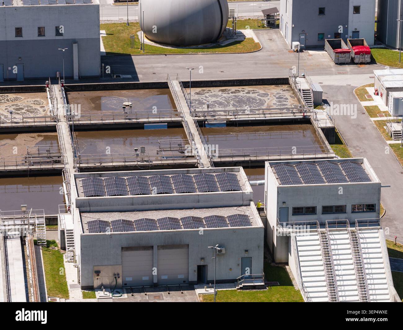 An diesem Standort wird die Abwasseraufbereitung mit Absetztanks und Filtrationssystemen überwacht. Sie unterstützt städtische Wasserwirtschaft und Recycling. Stockfoto
