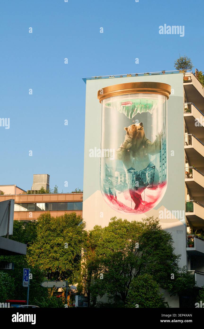 Lugano, Tessin, Schweiz - 24. Mai 2026: Das berühmte Wandgemälde Draht des Schweizer Künstlerduos Nevercrew auf einer Gebäudefassade mit einem großen BU Stockfoto