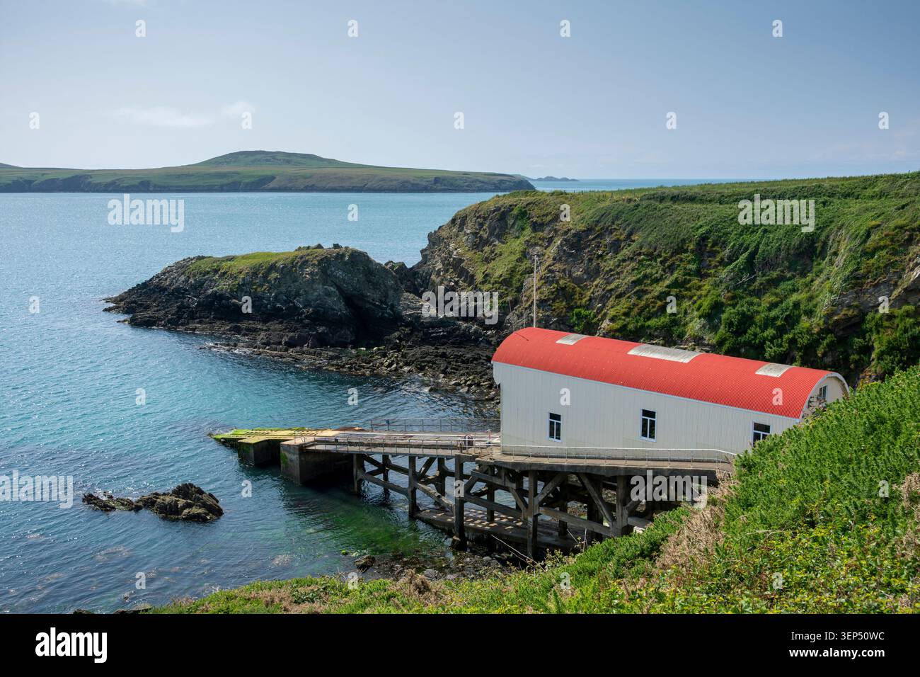 St Davids Lifeboat Station, Porthstinian, in der Nähe von St Davids, Pembrokeshire, Wales, UK. Die alte Rettungsbootstation. Stockfoto