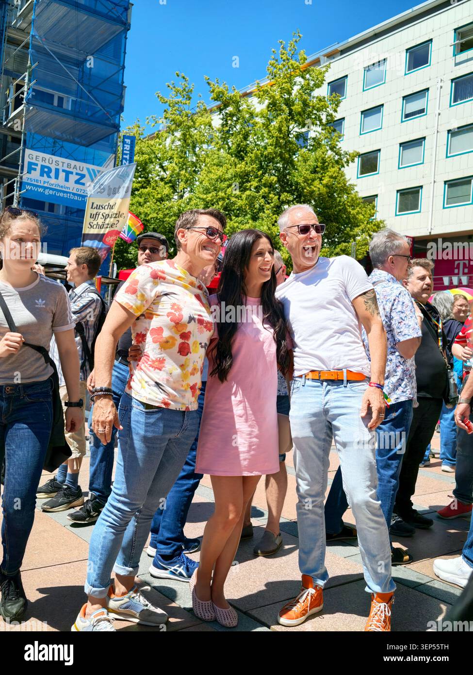 Pforzheim Deutschland - 13. Juni 2026 CSD in Pforzheim. Bürger und Gäste versammelten sich auf dem Stadtplatz mit Regenbogenfahnen und Zelten, um Gleichberechtigung zu fördern, h Stockfoto