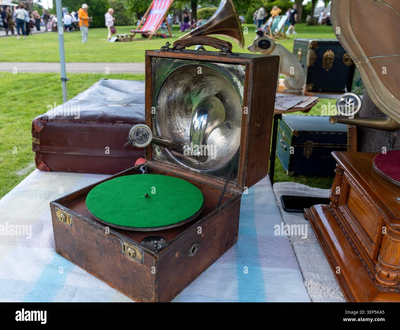 Ein Grammophon im Bletchley Park ist ein traditionelles mechanisches Gerät zur Aufnahme und Wiedergabe von Ton. Erfunden 1887 von Emile Berliner Stockfoto