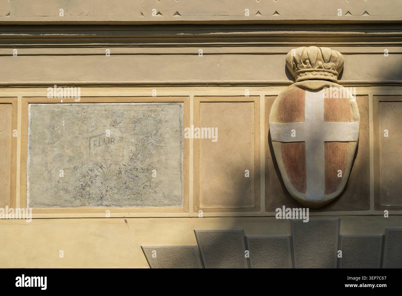 Wappen mit weißem Kreuz auf rotem Hintergrund, Eingangstor, Garten der Medici Villa Poggio a Caiano, erbaut 1485 von Lorenzo il Magnific Stockfoto