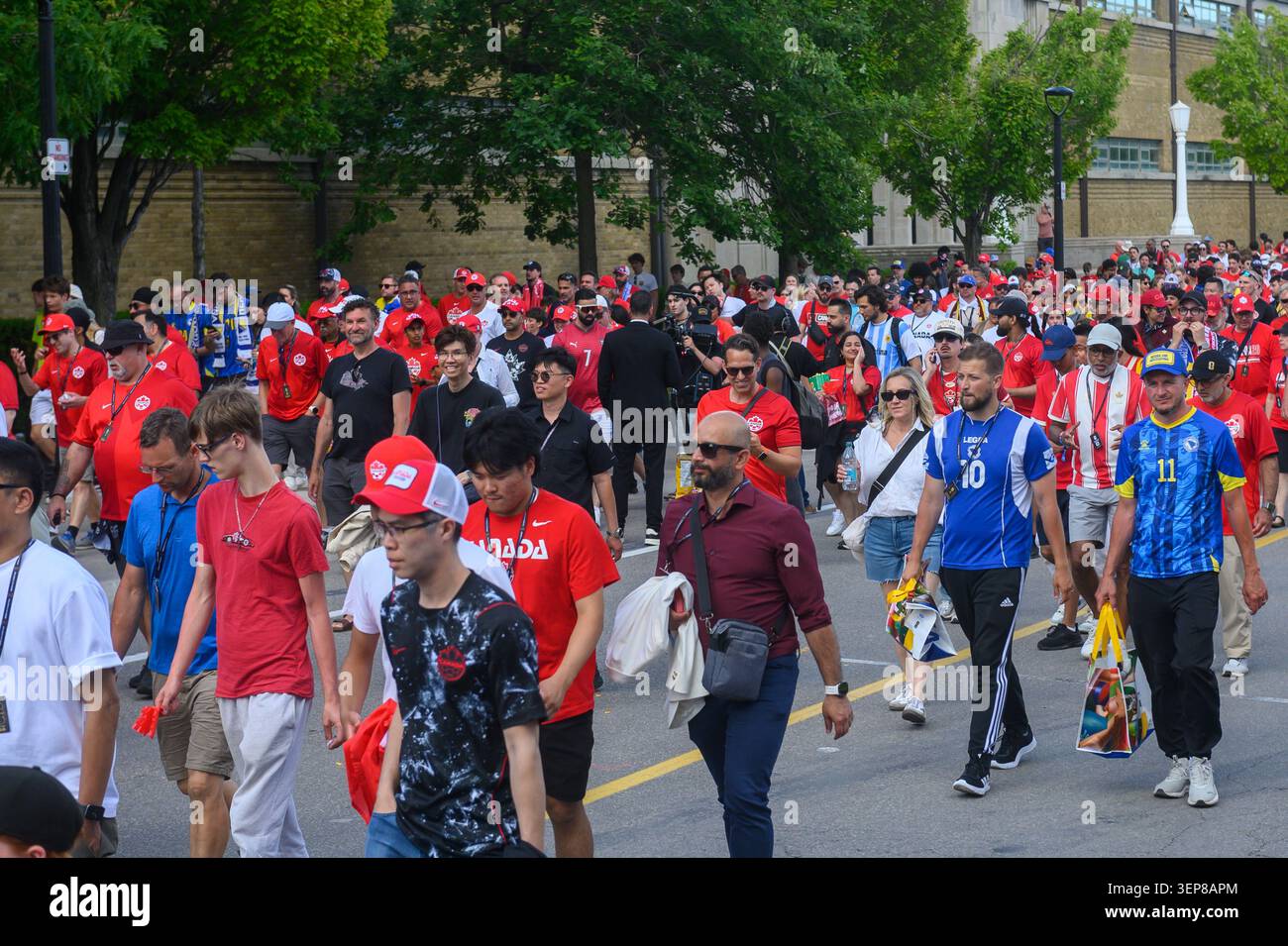 Toronto, ON, Kanada - 12. Juni 2026' nach einem internationalen Spiel während der FIFA Fussball-Weltmeisterschaft 202 verlassen zahlreiche leidenschaftliche Fußballfans das Stadion Stockfoto