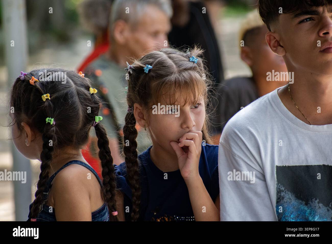 Im Zoo in Ciego de Avila, Kuba, versammelte sich eine Gruppe von Kindern und Jugendlichen im Freien Stockfoto