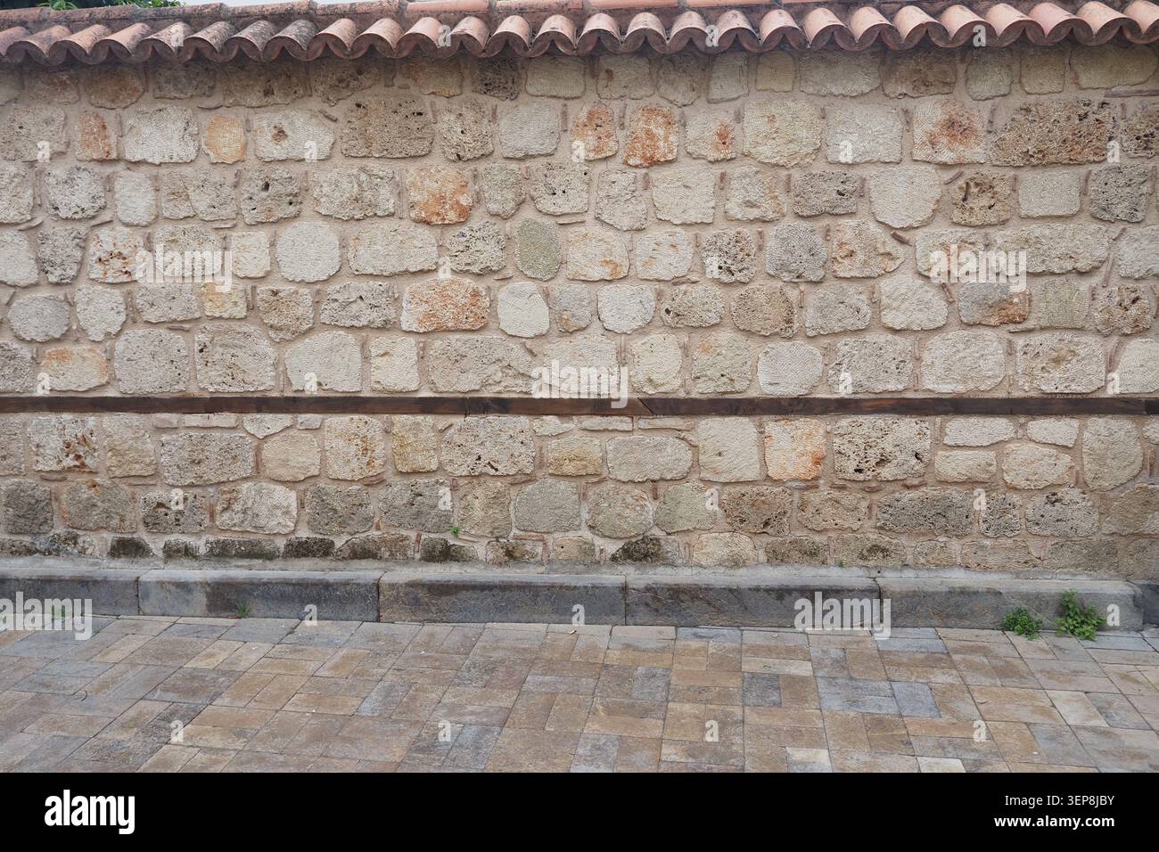 Steinmauer an historischer Stelle mit einfachem Steindesign Stockfoto