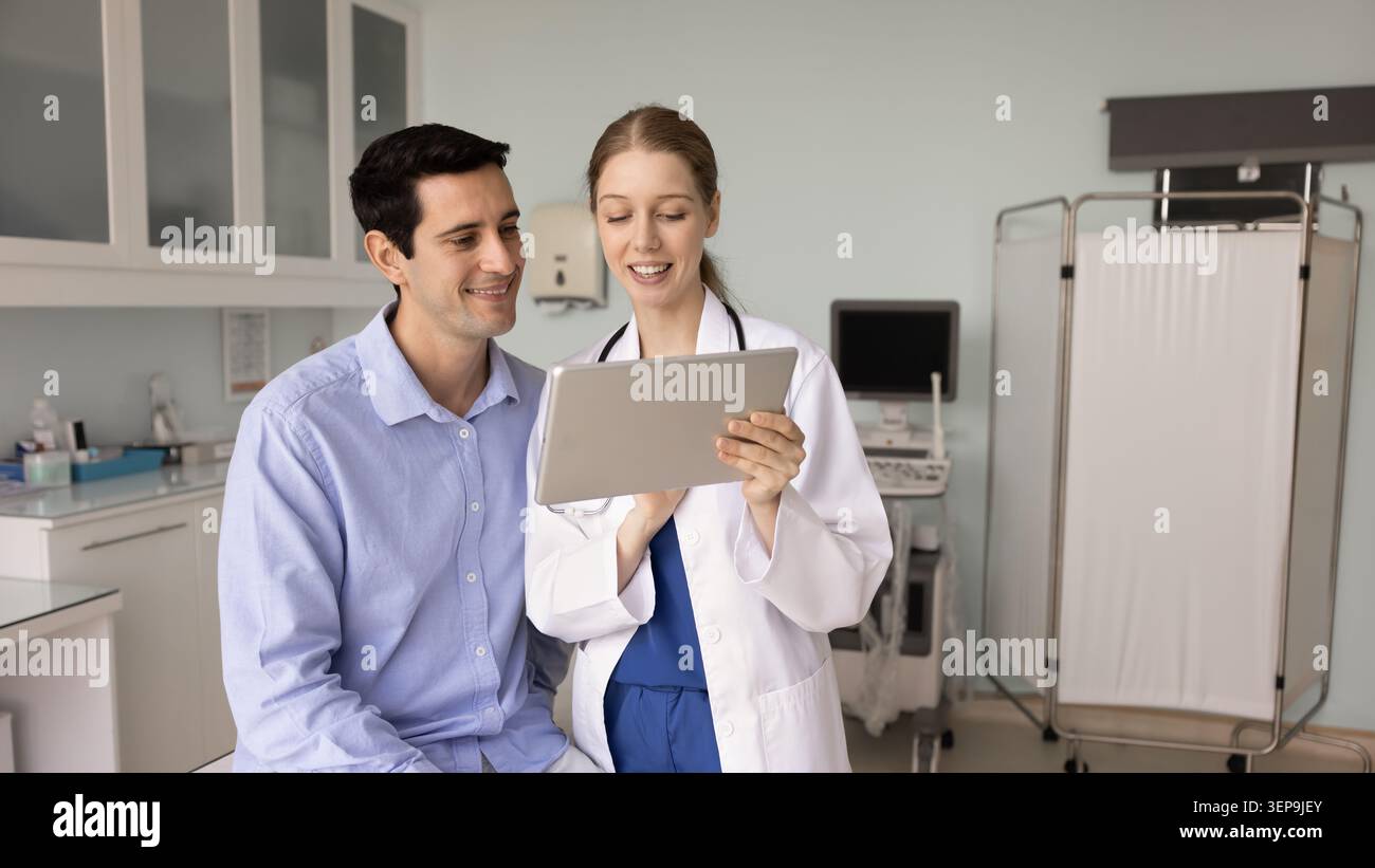 Weibliche Ärztin zeigt Testergebnisse auf einem digitalen Tablet dem Patienten Stockfoto