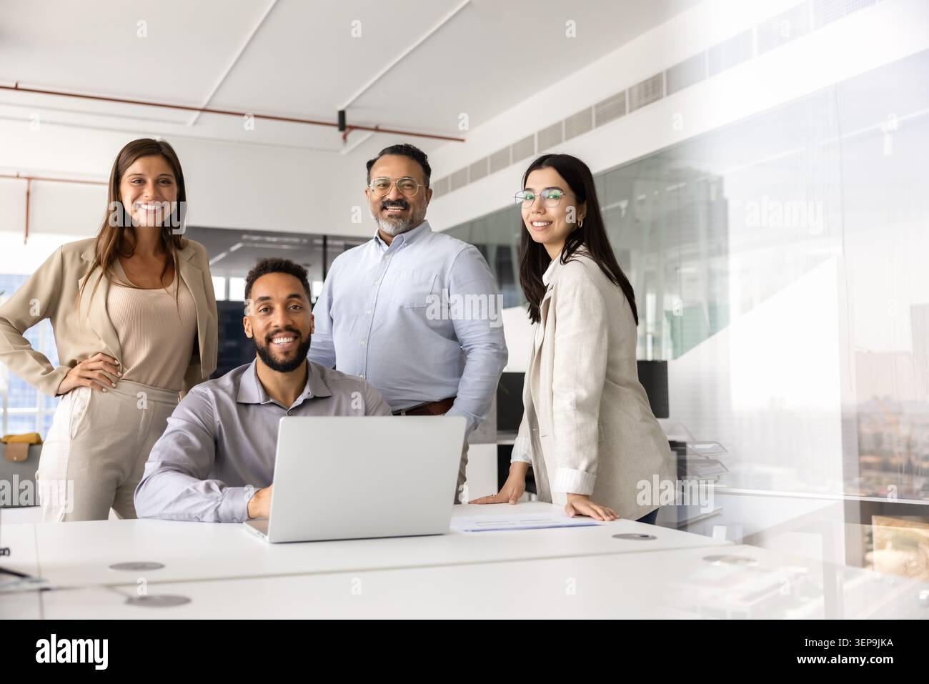 Porträt des Geschäftsteams im modernen Firmenbüro Stockfoto