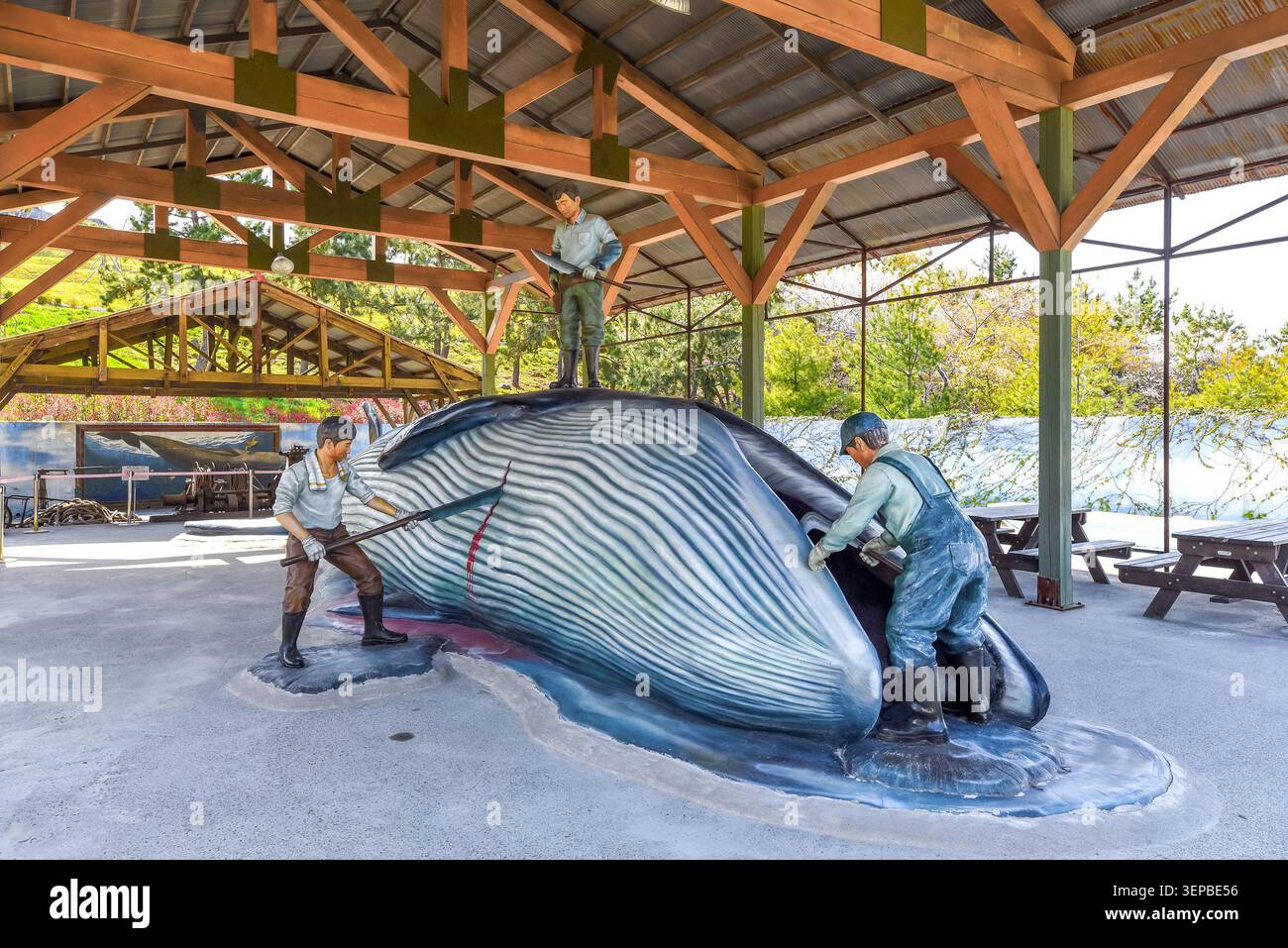 Miniaturfiguren von Arbeitern, die einen Wal abbauen, ausgestellt im Jangsaengpo Whale Culture Village, Ulsan, Südkorea. Stockfoto