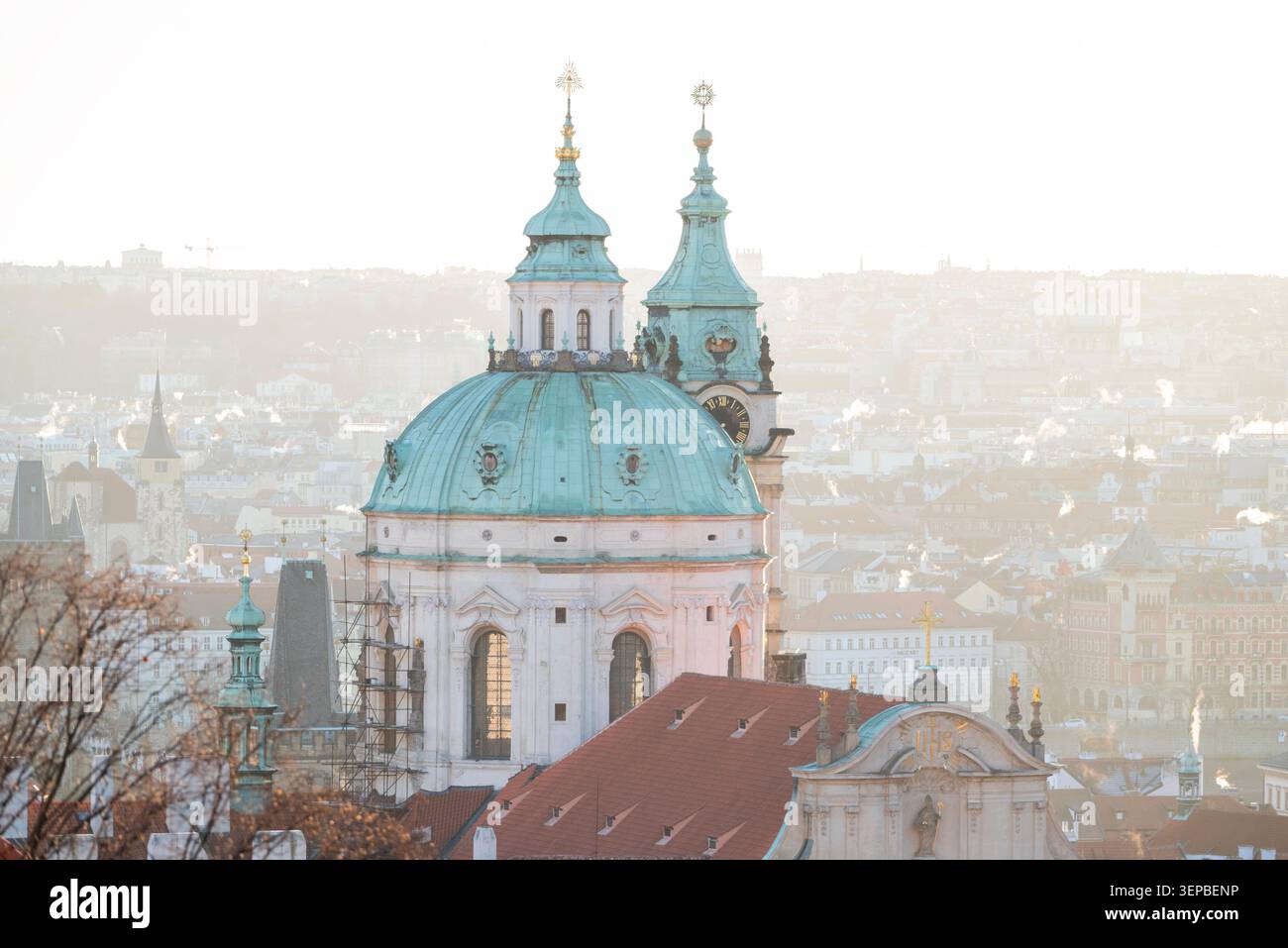Prag, Tschechische Republik, 27. Dezember 2025, Ein atemberaubender Blick auf die grüne Kuppelkirche St. Nikolaus in Prag, Tschechische Republik, gebadet in sanftes Gold Stockfoto