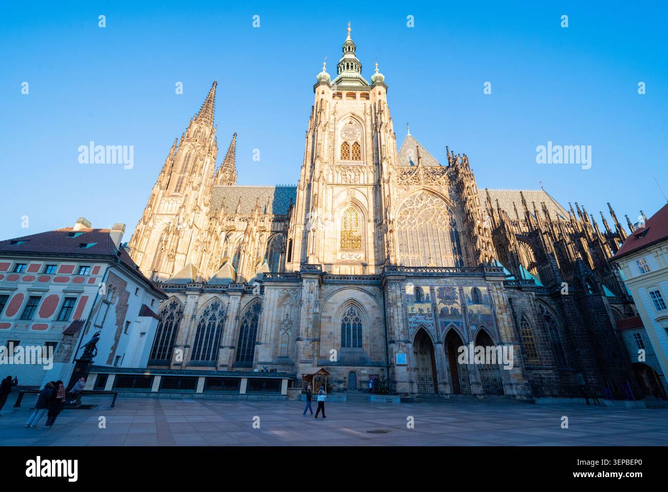 Prag, Tschechische Republik, 27. Dezember 2025, Ein grandioser Blick auf den historischen Veitsdom in Prag, Tschechische Republik, mit seiner majestätischen Gotik Stockfoto
