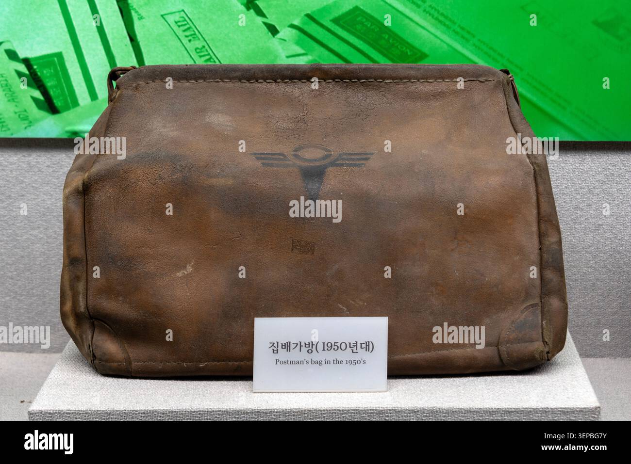 Brieftasche aus Leder von Postman aus den 1950er Jahren, ausgestellt im Postmuseum in Cheonan, Südkorea Stockfoto