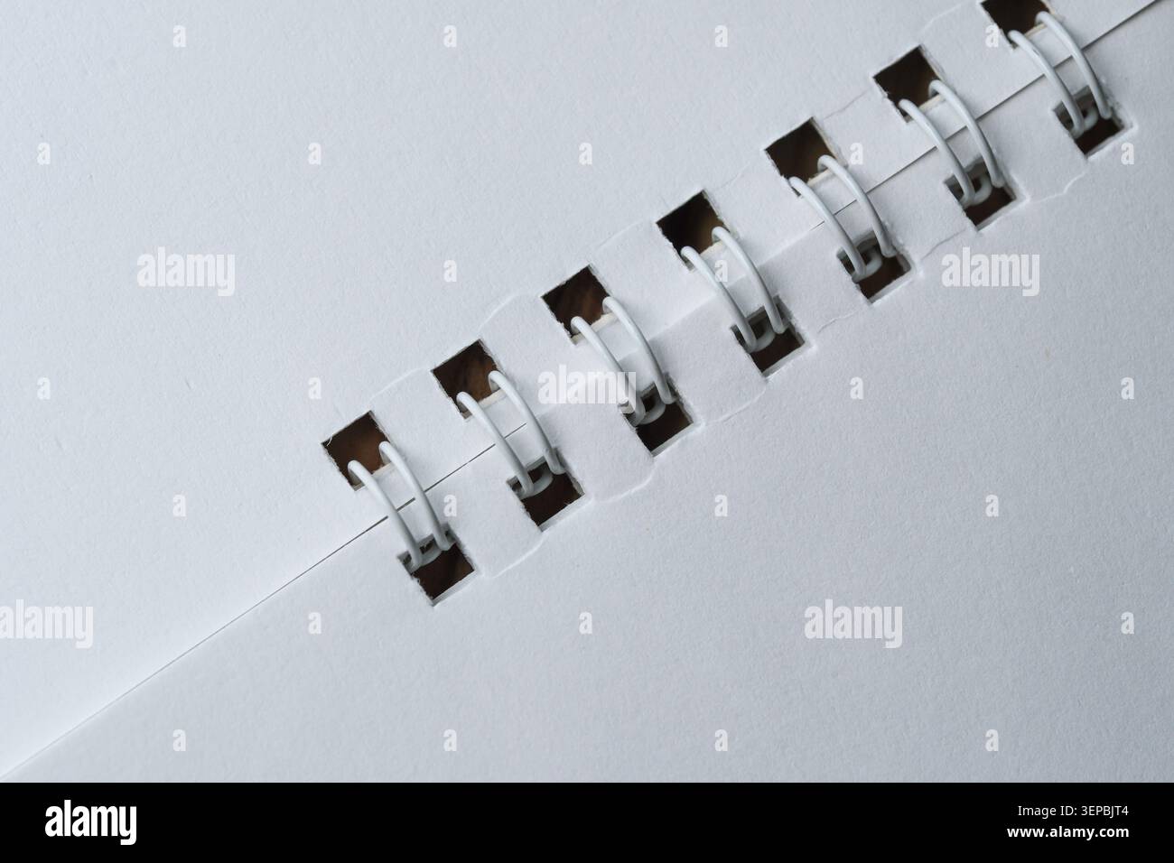 Weiße Seiten sind bereit für Kreativität mit einer ordentlichen Spiralbindung. Stockfoto
