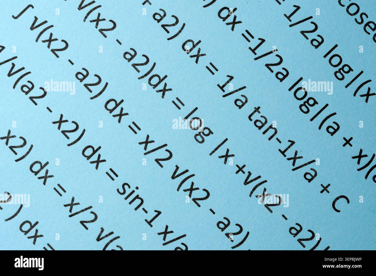 Komplexe mathematische Formeln, die ordentlich auf weichem blauem Papier geschrieben sind, sorgen für Fokus. Stockfoto