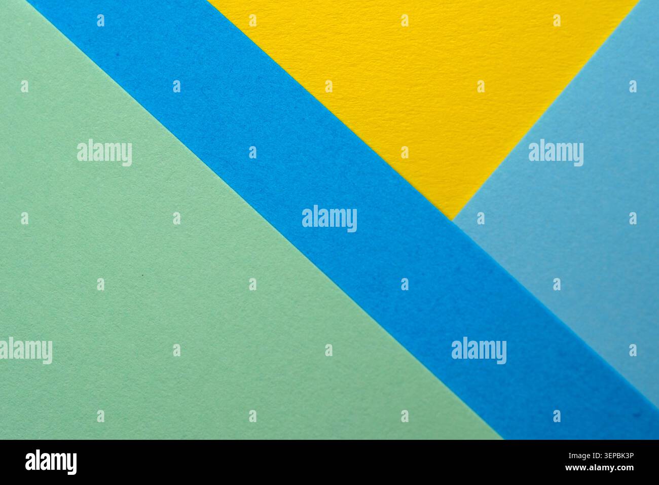 Weiche Texturen und helle Farben vermischen sich auf Papier zu schönen geometrischen Formen. Stockfoto