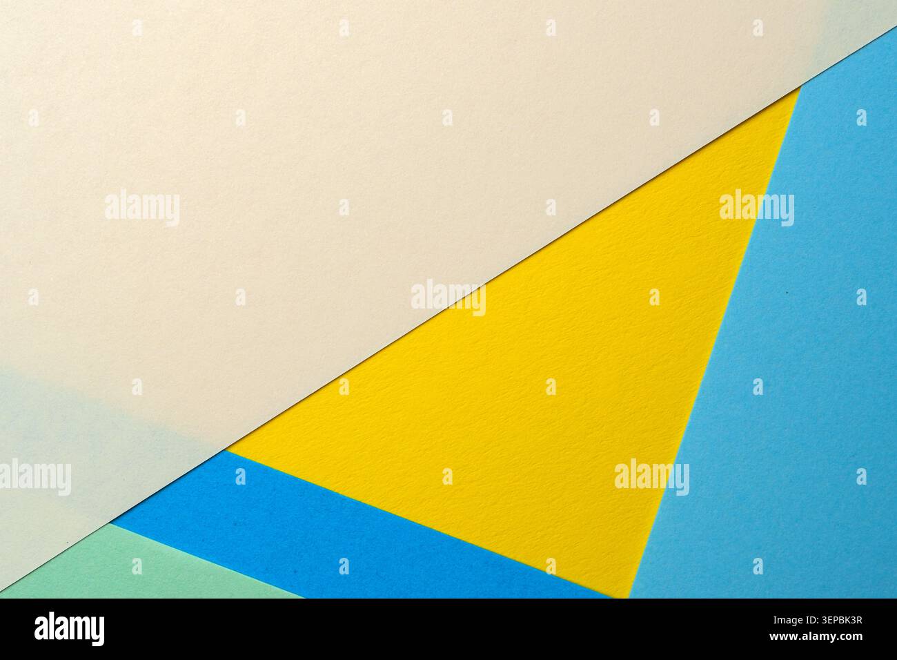Bunte Papiere bilden ein künstlerisches Arrangement mit geometrischen Formen. Stockfoto