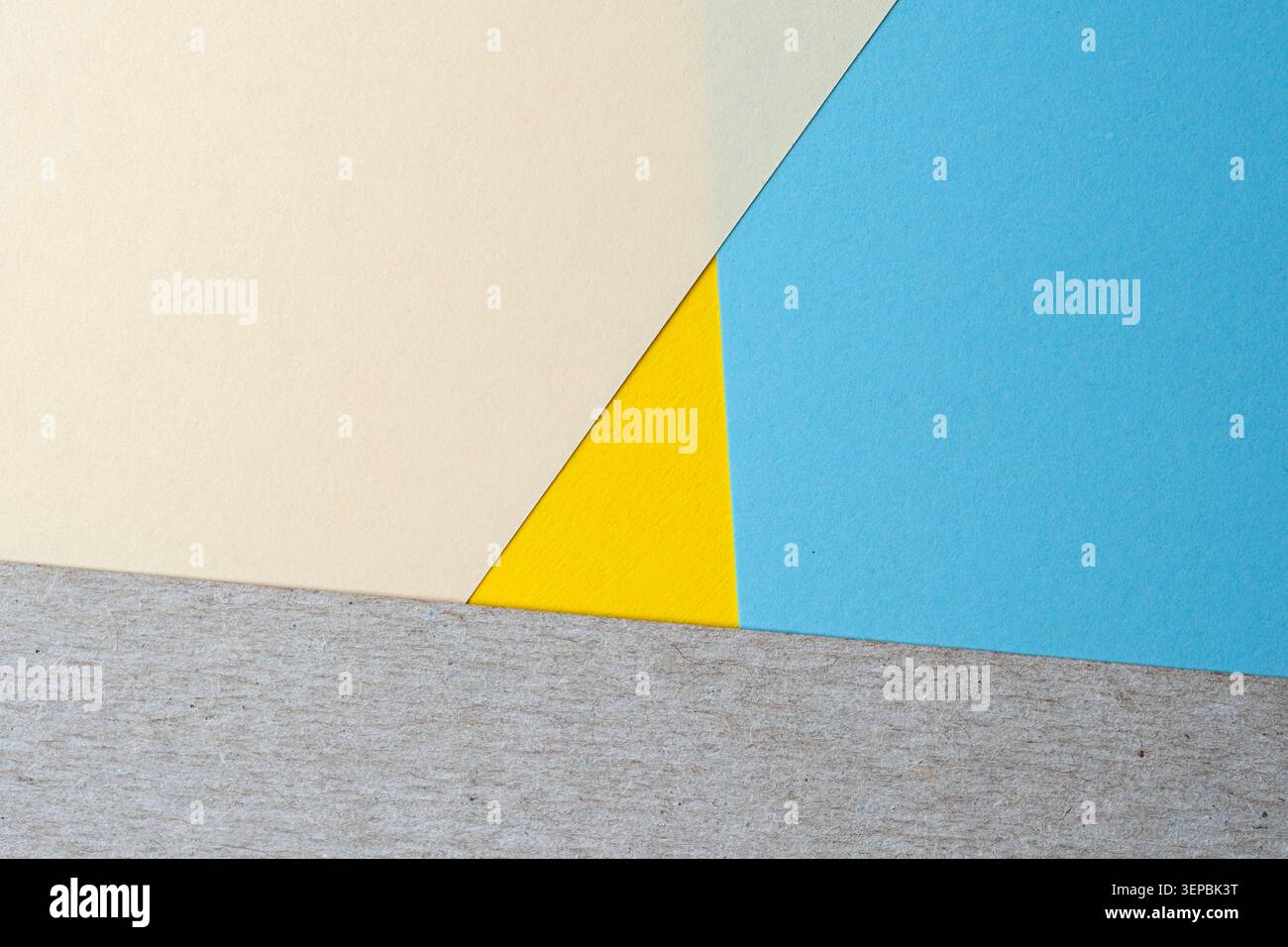 Bunte Dreiecke in Gelb, Blau und Grau schaffen ein energiegeladenes Design. Stockfoto