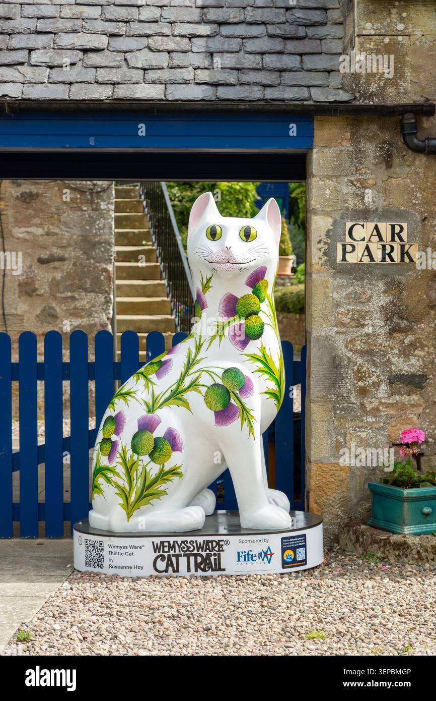 Wemyss Ware Thistle Cat, Teil des Wemyss Ware Cat Trail außerhalb der Keramikwerkstatt und des Besucherzentrums Griselda Hill in Ceres, Fife, Schottland Stockfoto