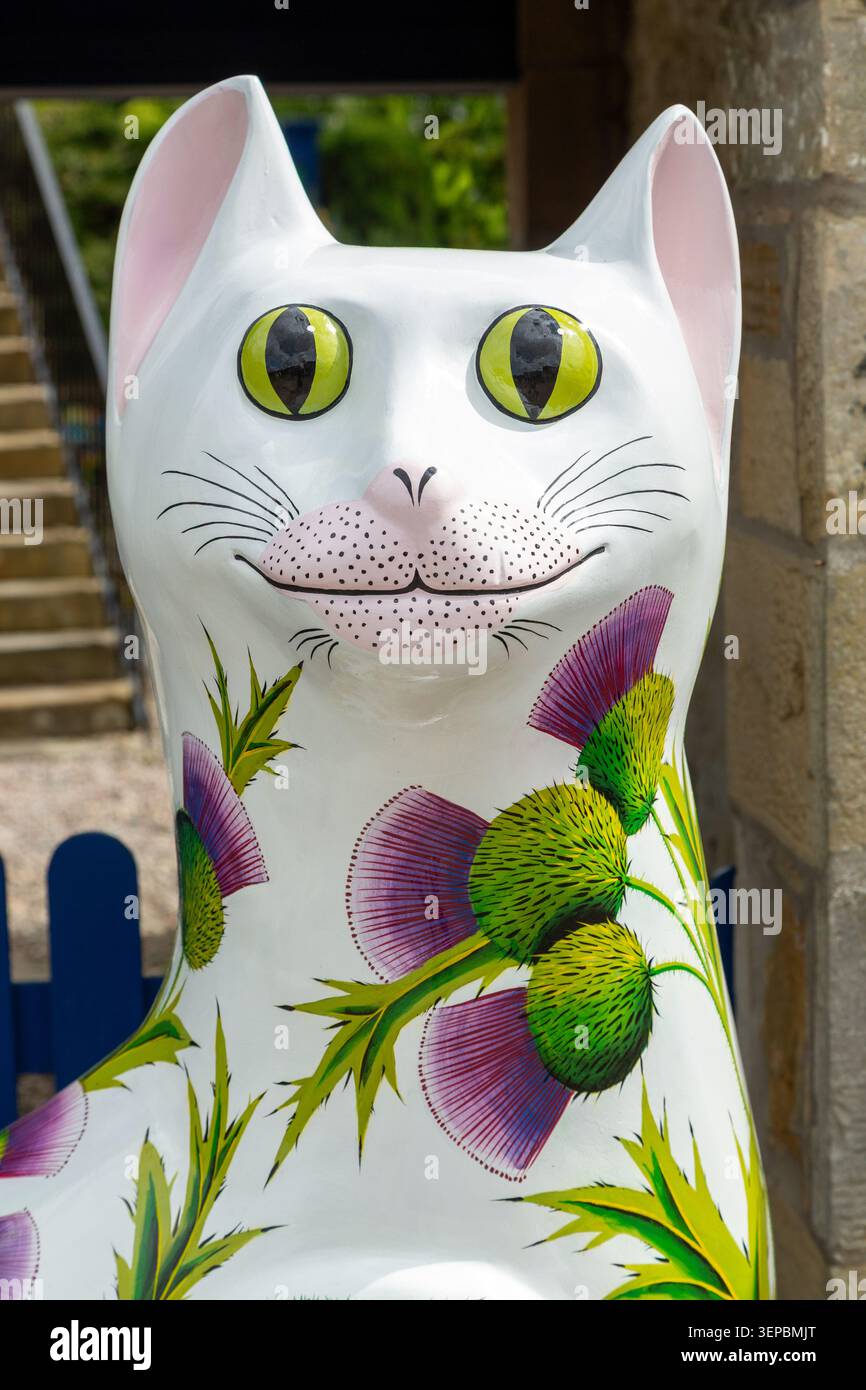 Wemyss Ware Thistle Cat, Teil des Wemyss Ware Cat Trail außerhalb der Keramikwerkstatt und des Besucherzentrums Griselda Hill in Ceres, Fife, Schottland Stockfoto