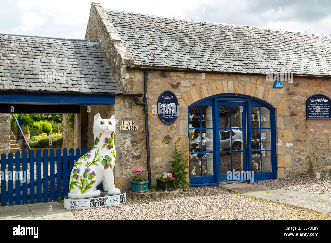 Wemyss Ware Thistle Cat, Teil des Wemyss Ware Cat Trail außerhalb der Keramikwerkstatt und des Besucherzentrums Griselda Hill in Ceres, Fife, Schottland Stockfoto