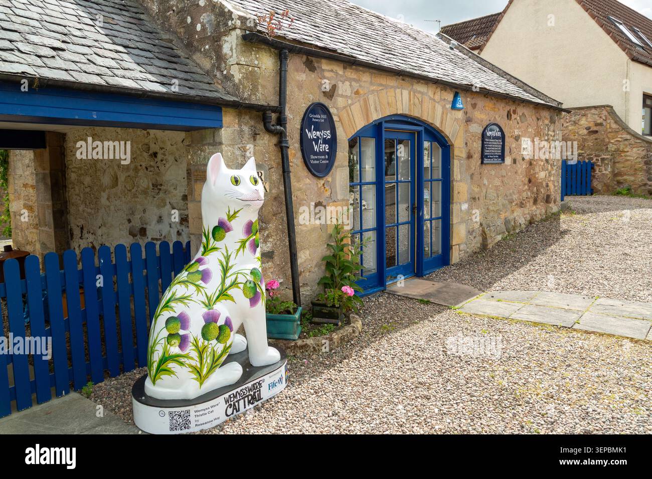 Wemyss Ware Thistle Cat, Teil des Wemyss Ware Cat Trail außerhalb der Keramikwerkstatt und des Besucherzentrums Griselda Hill in Ceres, Fife, Schottland Stockfoto