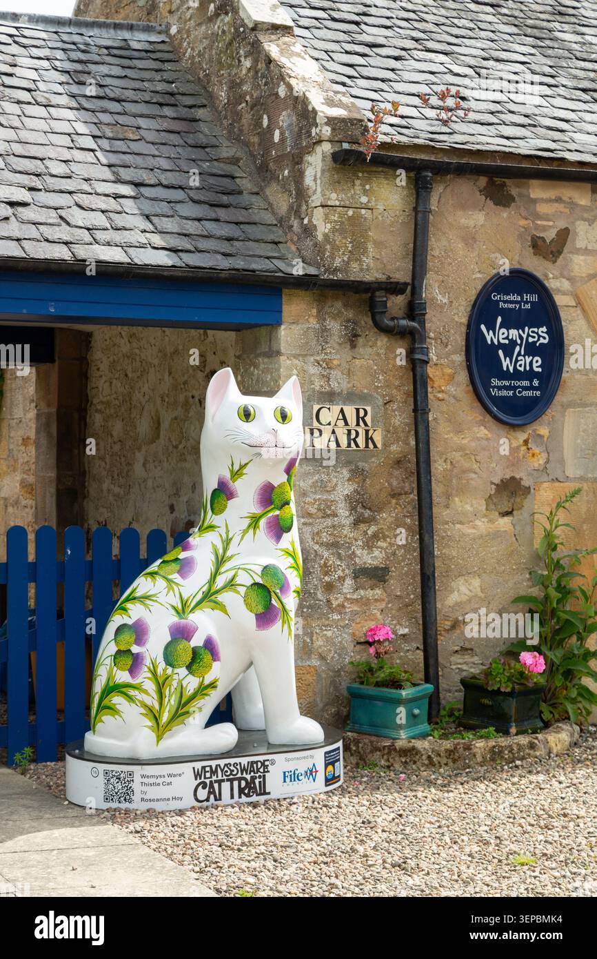 Wemyss Ware Thistle Cat, Teil des Wemyss Ware Cat Trail außerhalb der Keramikwerkstatt und des Besucherzentrums Griselda Hill in Ceres, Fife, Schottland Stockfoto