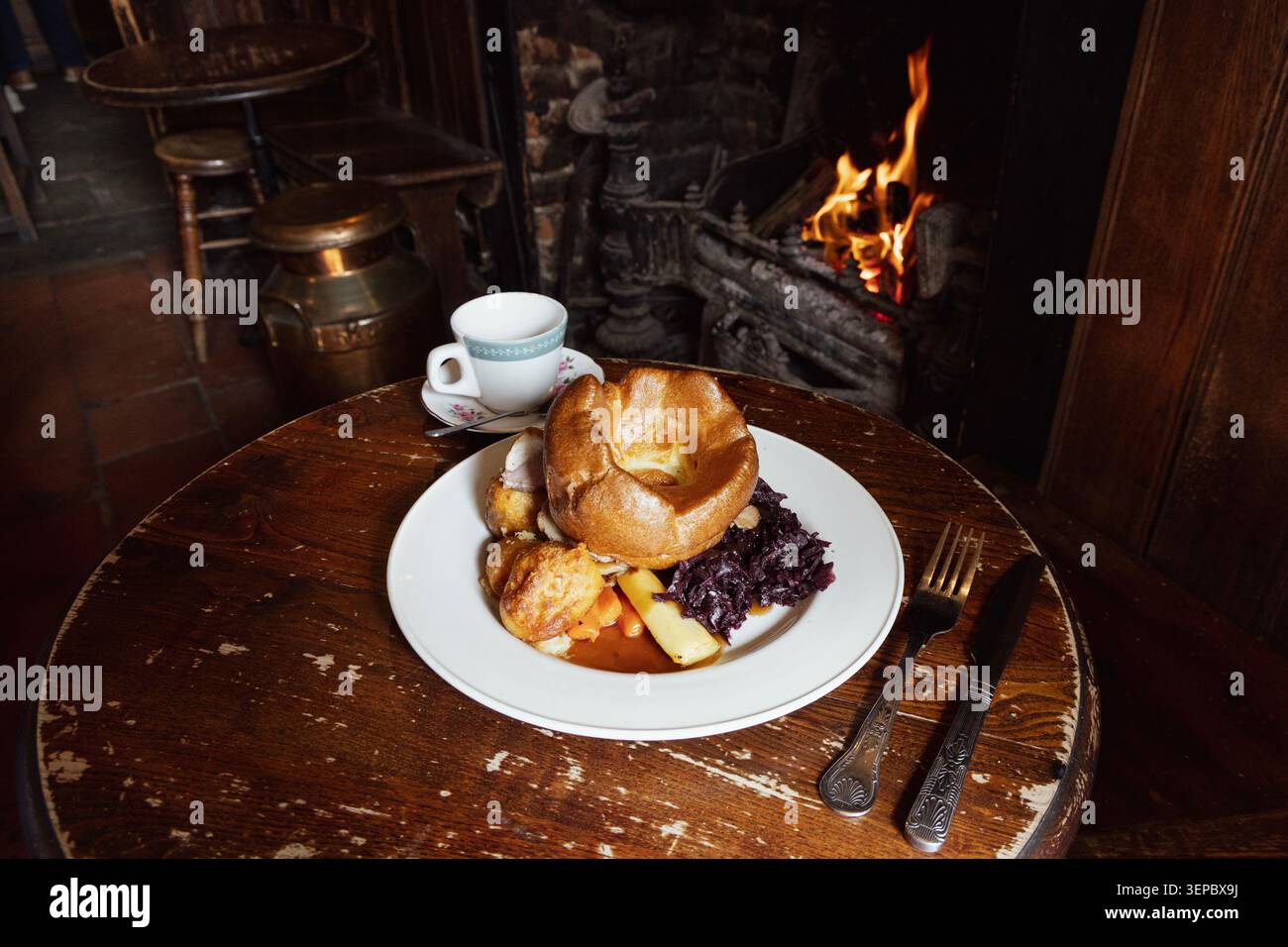 Walisischer Lammbraten im ältesten Pub Englands, dem Royal Standard of England, Beaconsfield, England Stockfoto