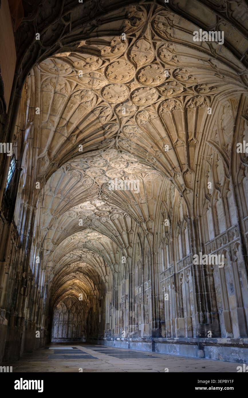 Gloucester, Gloucestershire - das weltberühmte Kloster in der Kathedrale von Gloucester mit seiner wunderschönen gewölbten Decke und Buntglasfenstern. Stockfoto
