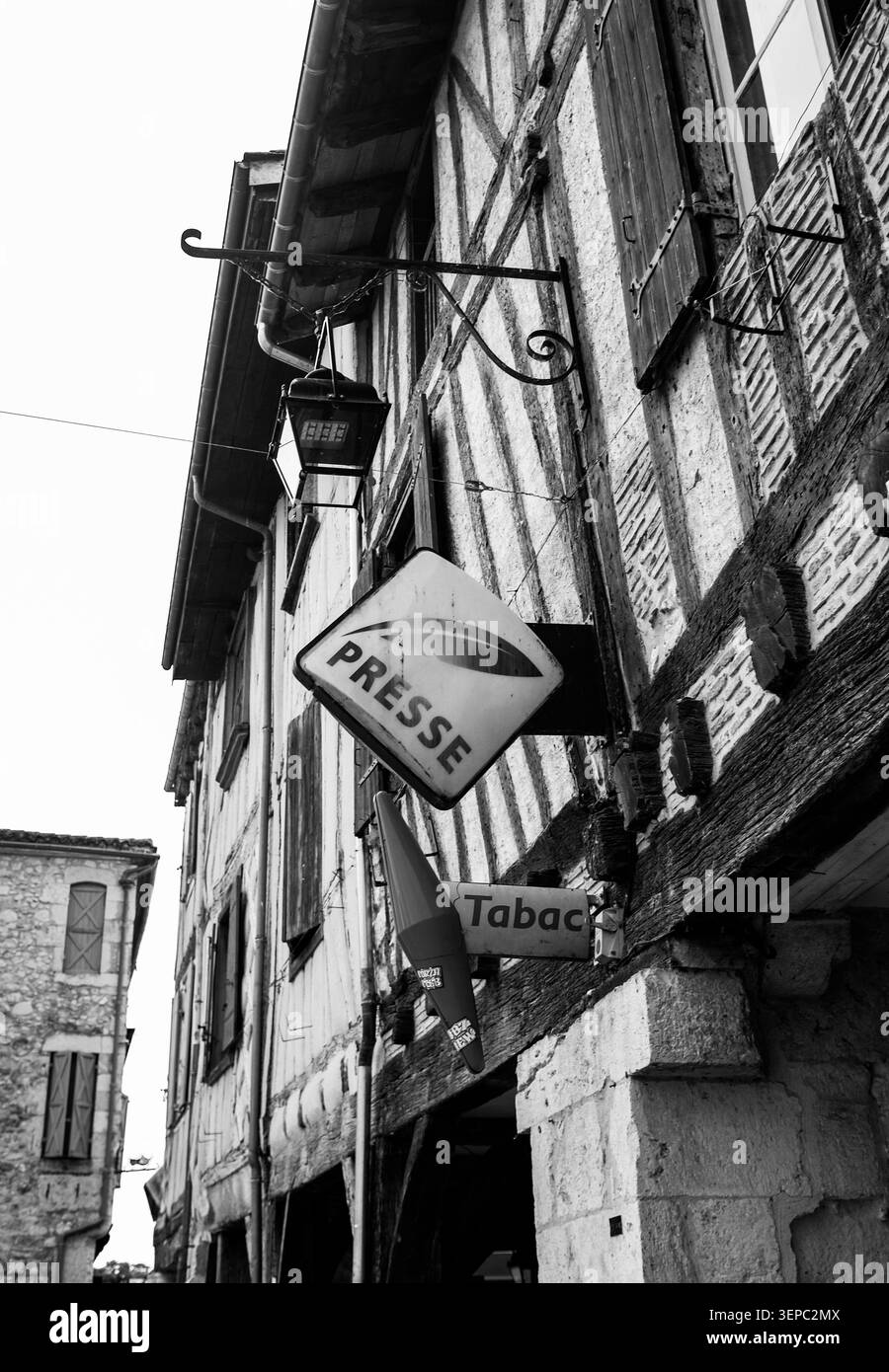 Presse , Tabac Shop in Eymet , eine Gemeinde im Département Dordogne in Nouvelle-Aquitaine im Südwesten Frankreichs , Europa Juni 2026 Stockfoto