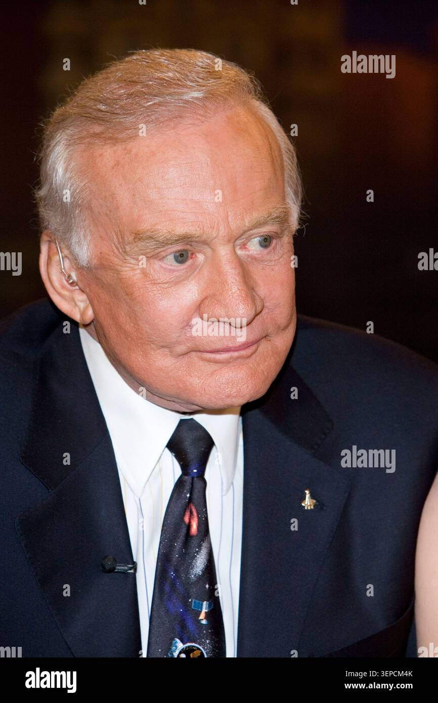 Edwin 'Buzz' Aldrin, der zweite Mann auf dem Mond, war zu Gast bei Johannes B. Kerner. Die Aufnahme entstand am 28. Januar 2009 in Hamburg. Stockfoto