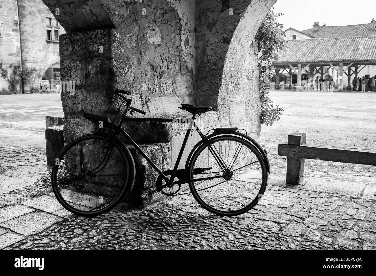 Altes Fahrrad am Place de Cornieres bei Monpazier, einer mittelalterlichen Gemeinde im Département Dordogne in Nouvelle-Aquitaine, Südwestfrankreich Stockfoto