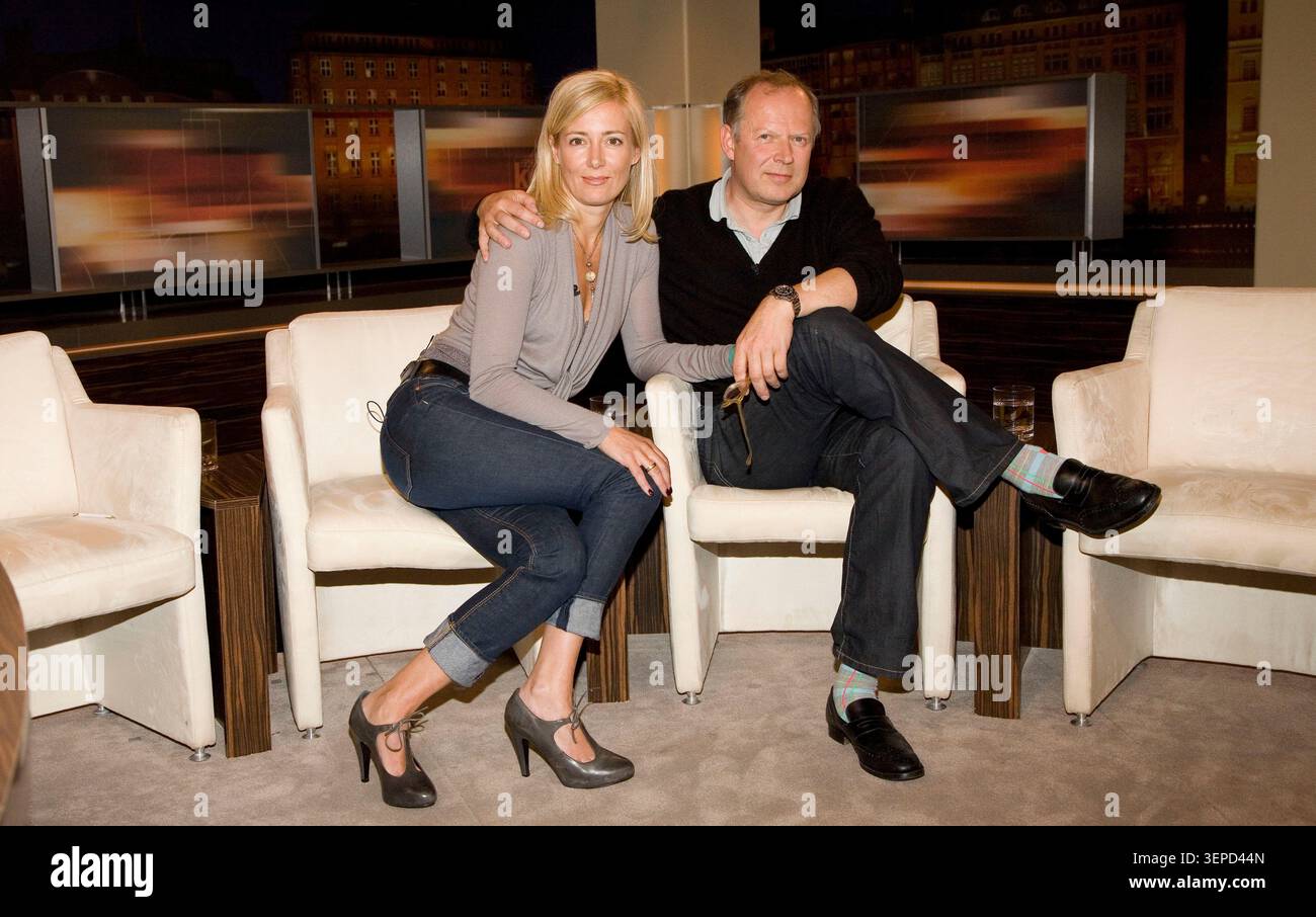 Axel Milberg, bekannt aus Doktor Martin, und seine Frau Judith Milberg sind zu Gast bei Johannes B. Kerner. Judith Milberg startete im Herbst ihre eigene Fernsehsendung. Die Aufnahme entstand am 29. April 2009 in Hamburg. Stockfoto