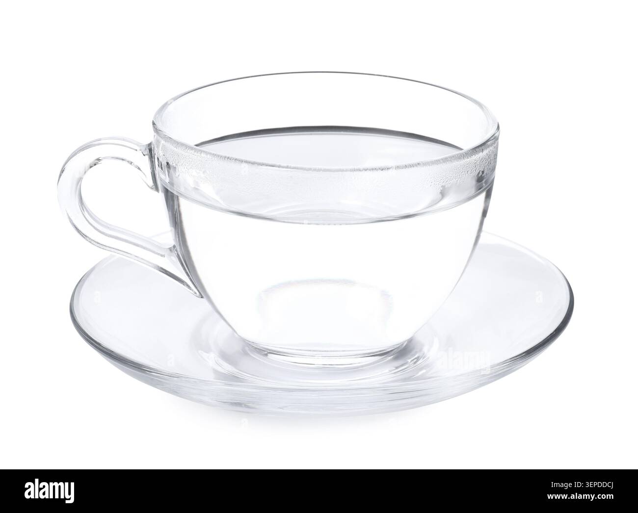 Transparenter Becher mit Wasser auf weiß isoliert Stockfoto