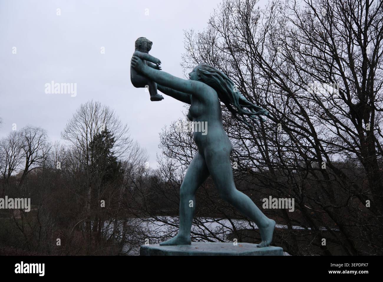 Oslo, Norwegen-26. November 2025: Eine Bronzestatue einer Mutter, die ein Baby hebt, im Vigeland Sculpture Park in Oslo, Norwegen. Stockfoto