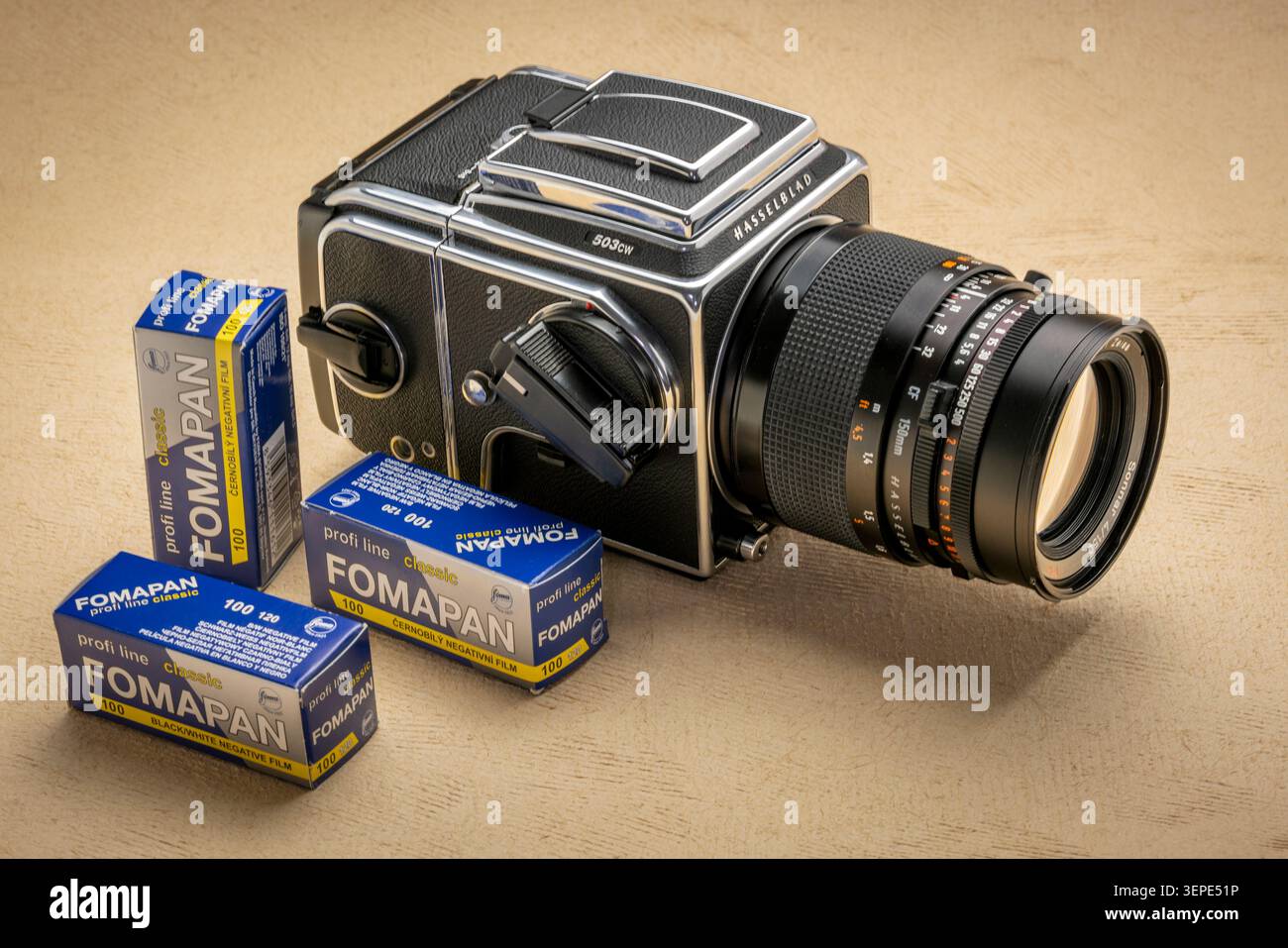 Fort Collins, CO, USA - 10. Juli 2020: Rollen des Fomapan-Films mit Hasselblad 500 cw, Mittelformat, klassische Filmkamera - Filmfotografie-Konzept. Stockfoto