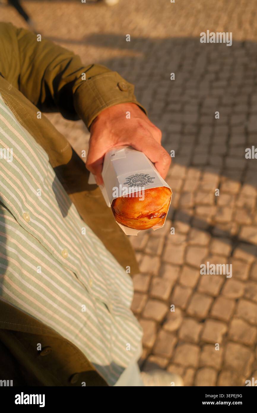 Die berühmte und historische Bäckerei Pastéis de Belém in Lissabon, Portugal, zeigt eine Schlange von Besuchern, die darauf warten, authentische portugiesische Pustard Torts zu probieren. Stockfoto