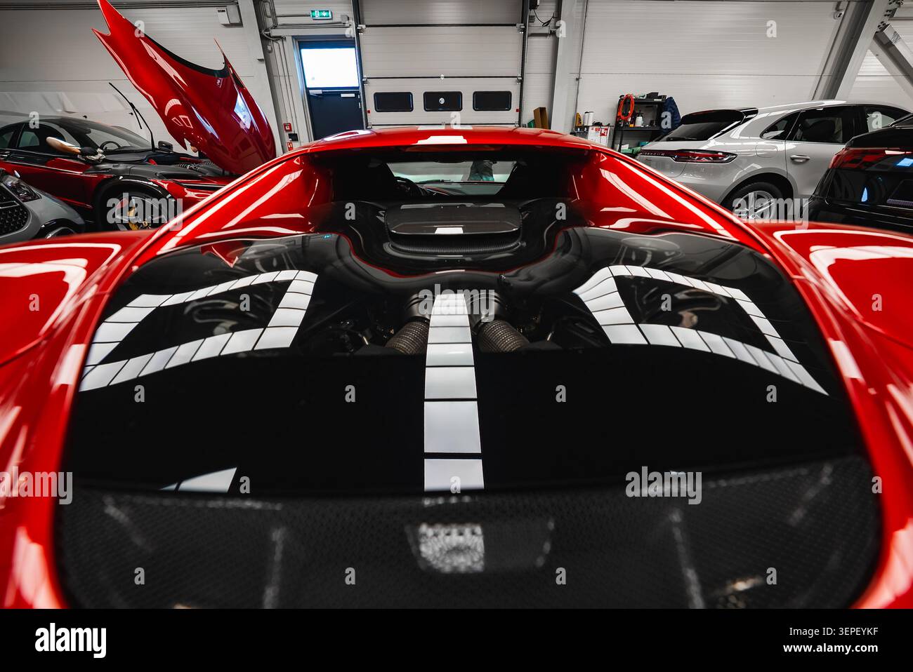 Ansicht des Heckdecks des Ferrari 296 GTB-Motors in der Premium-Werkstatt Stockfoto