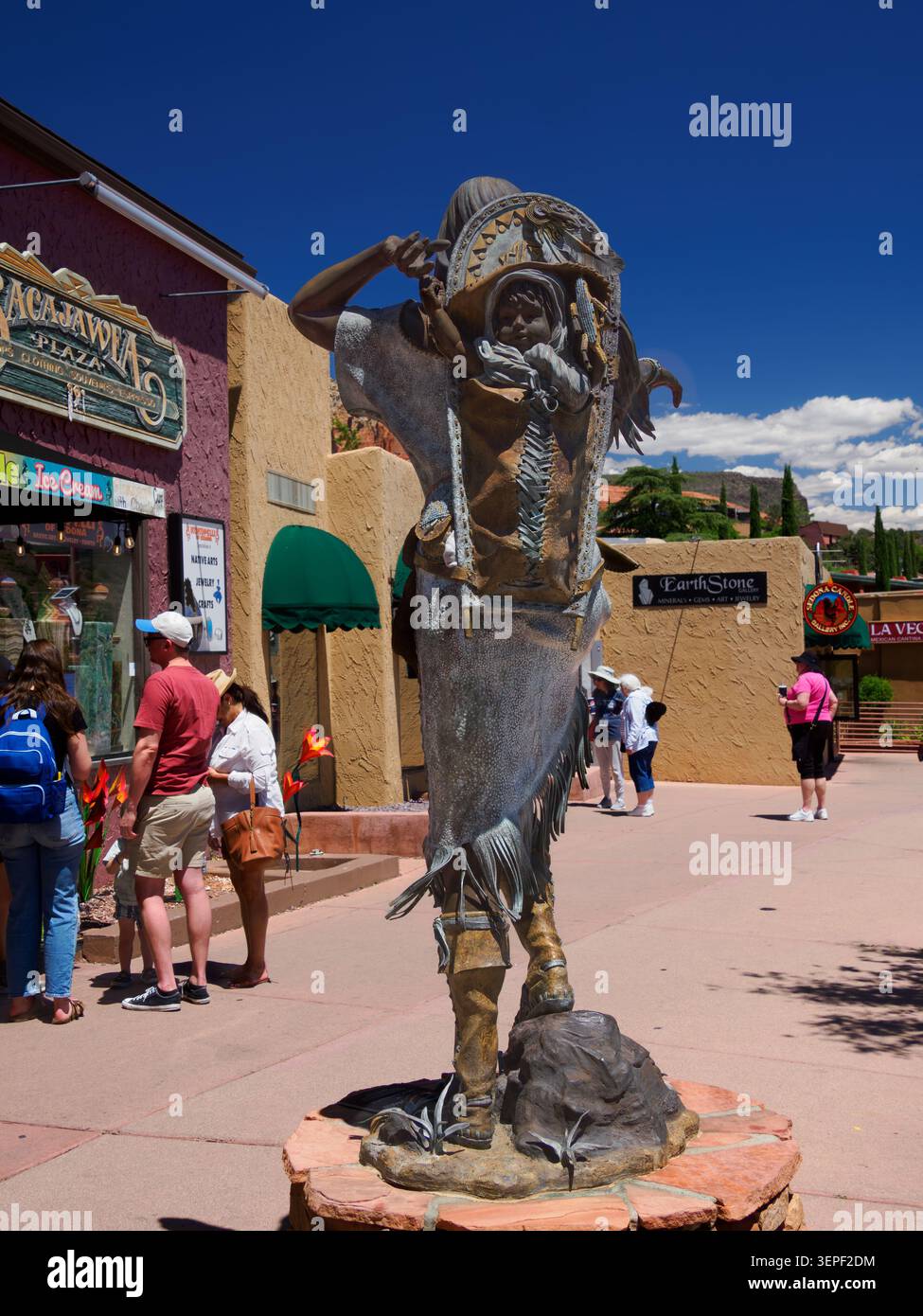 Ein Blick hinter die Außenstatue „Birdwoman:Sacagawea & Pomp“ von John Soderberg in Sedona, Arizona, die ihren Sohn Pomp zeigt Stockfoto