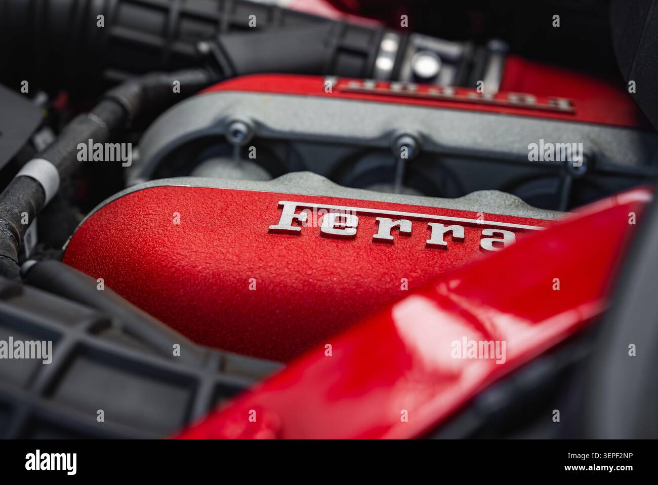 Ferrari V6- oder V8-Einlasskammer, Makro mit erhöhtem Ferrari-Schriftzug Stockfoto