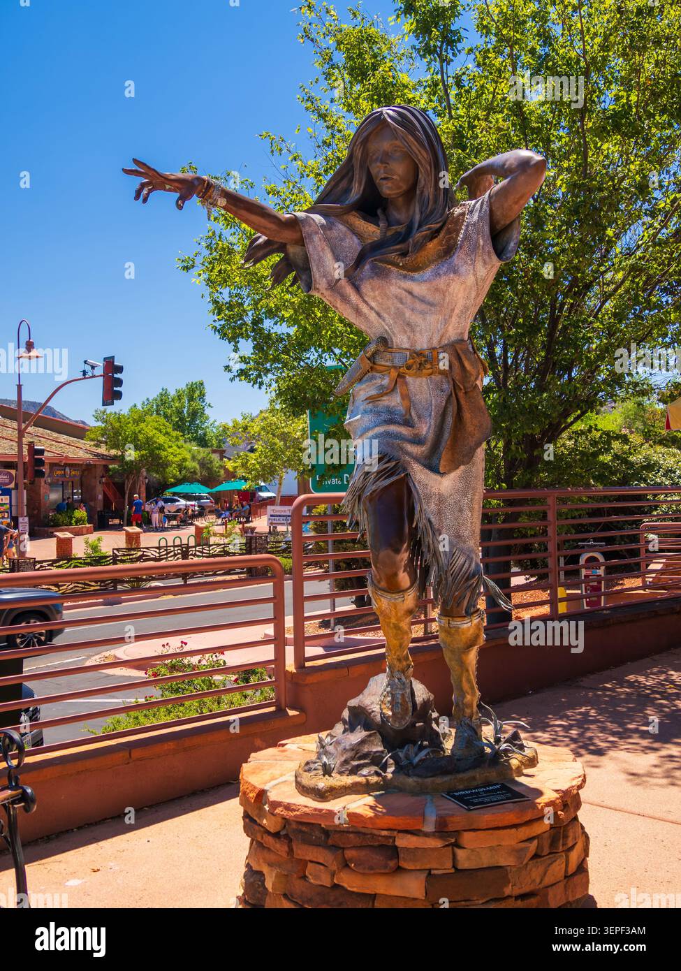 Dramatische Outdoor-Statue „Birdwoman:Sacagawea & Pomp“ von John Soderberg in Sedona, Arizona Stockfoto